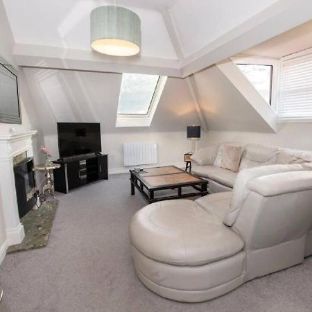 Sandmartin - Top Floor 3-Bed Apartment Sea Views & Parking Scarborough Esterno foto