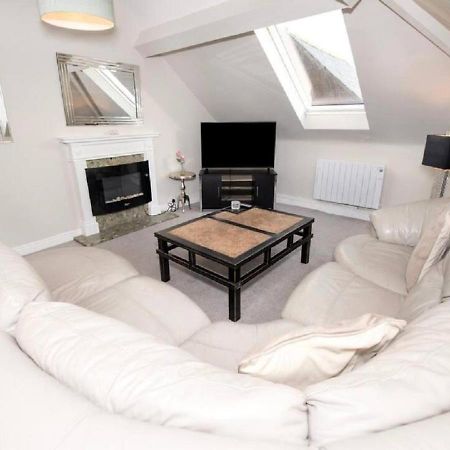 Sandmartin - Top Floor 3-Bed Apartment Sea Views & Parking Scarborough Esterno foto