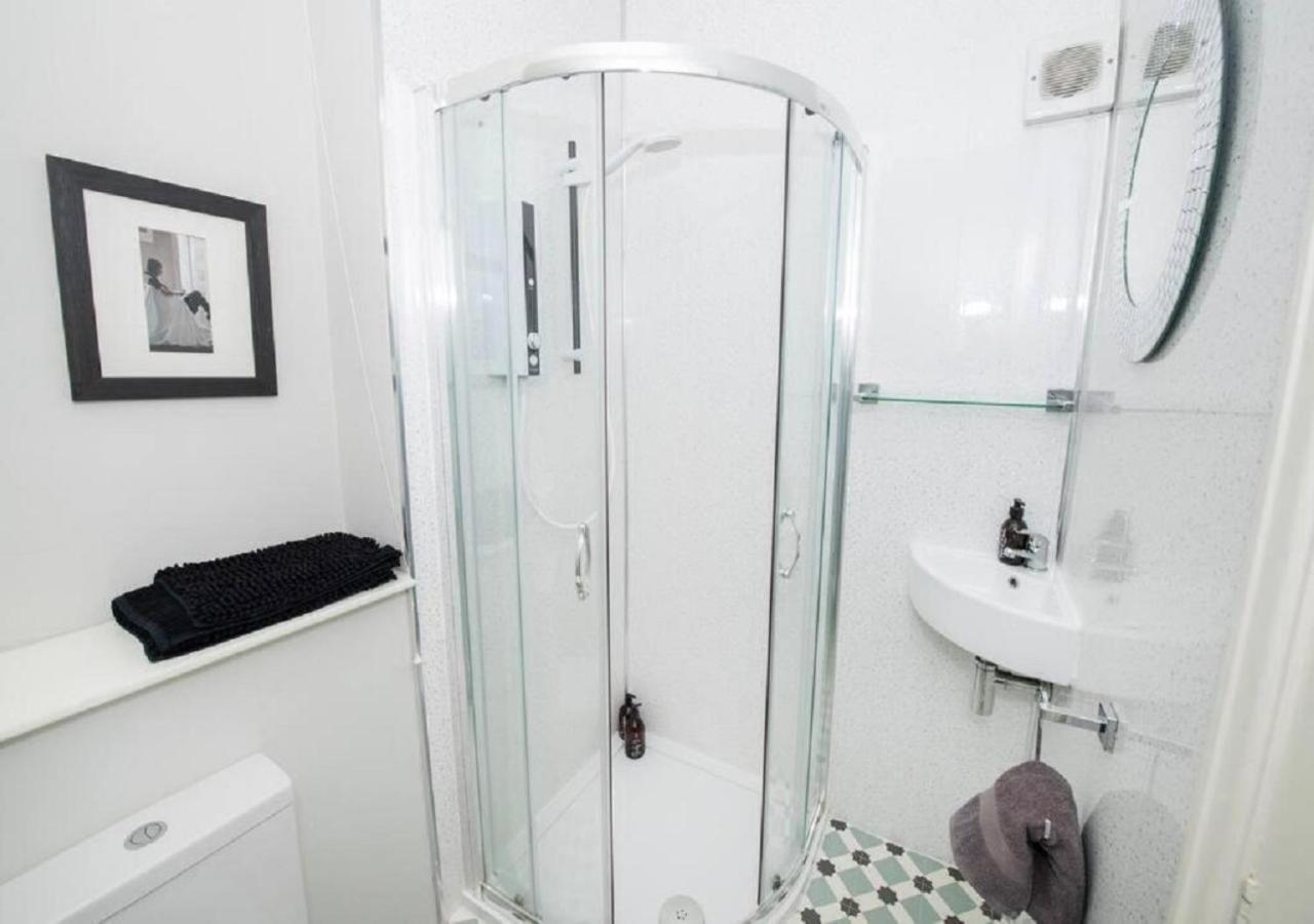 Sandmartin - Top Floor 3-Bed Apartment Sea Views & Parking Scarborough Esterno foto