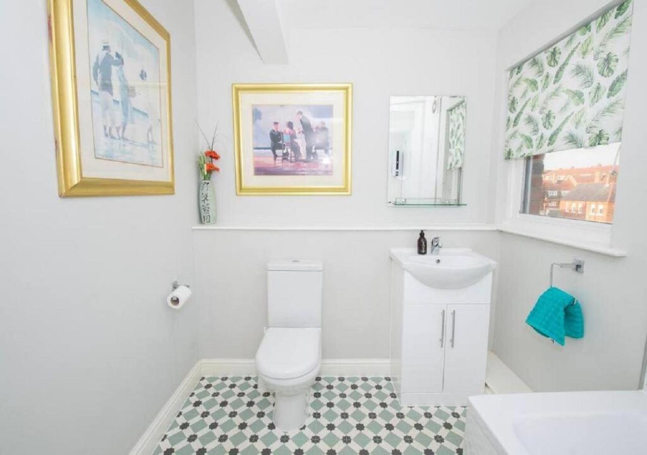 Sandmartin - Top Floor 3-Bed Apartment Sea Views & Parking Scarborough Esterno foto