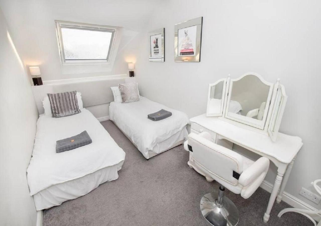 Sandmartin - Top Floor 3-Bed Apartment Sea Views & Parking Scarborough Esterno foto