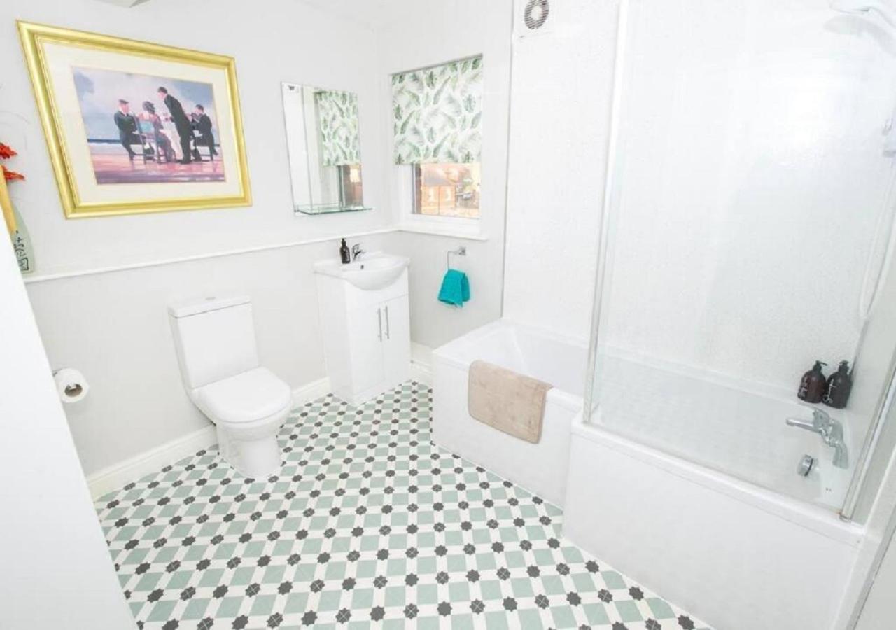 Sandmartin - Top Floor 3-Bed Apartment Sea Views & Parking Scarborough Esterno foto