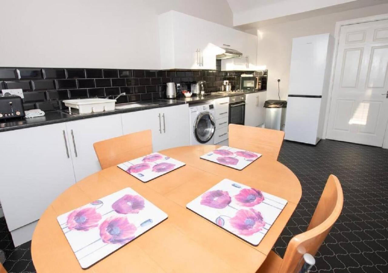 Sandmartin - Top Floor 3-Bed Apartment Sea Views & Parking Scarborough Esterno foto