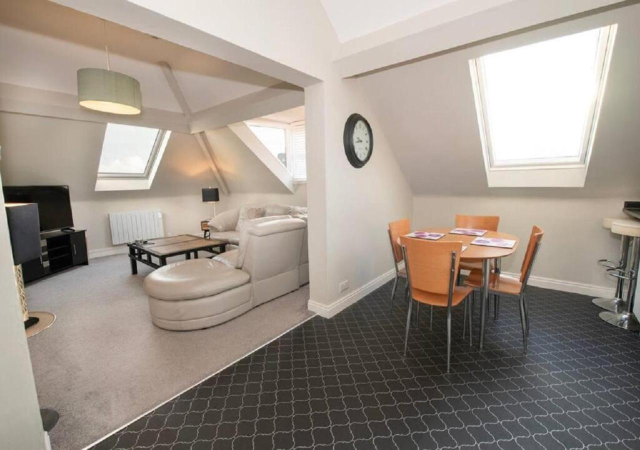 Sandmartin - Top Floor 3-Bed Apartment Sea Views & Parking Scarborough Esterno foto